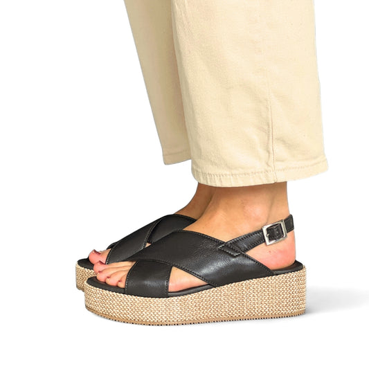Mørkebrune sandaler til dame i skinn med kryssede remmer og platåsåle
