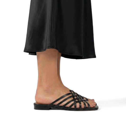 Svarte sandaler til dame i skinn med flettede remmer og lav hæl.