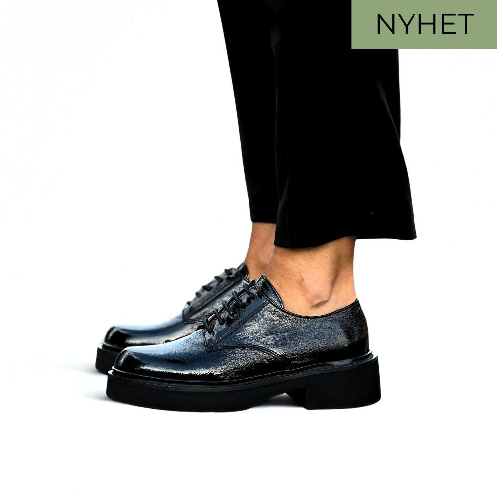 byPernille - Juliet Snøresko i sort lakk