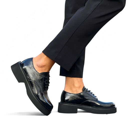 byPernille - Juliet Snøresko i sort lakk