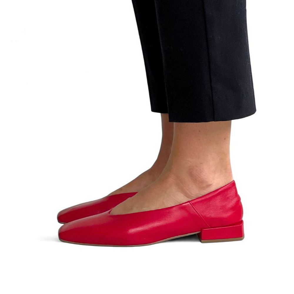 Rød ballerina sko til dame i skinn med lav hæl.