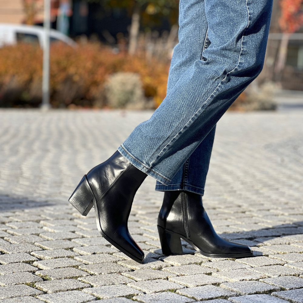 byPernille - Loretta Skolett Sort