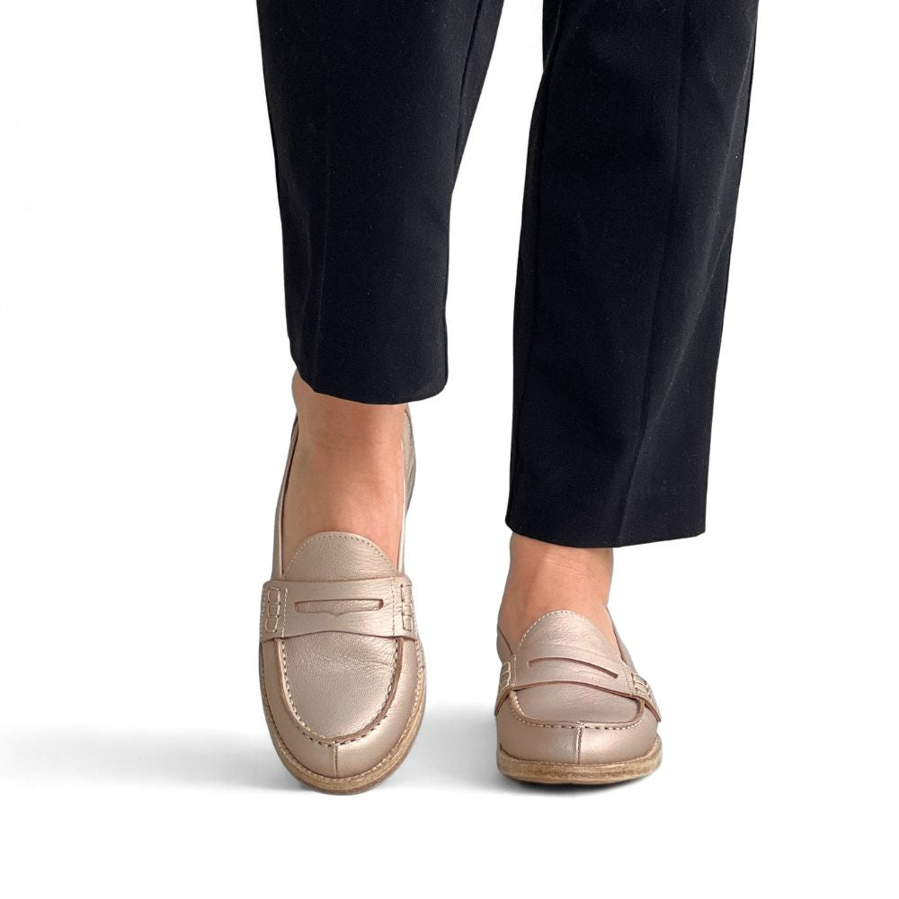 Loafers til dame i champagnefarget skinn med lav hæl.