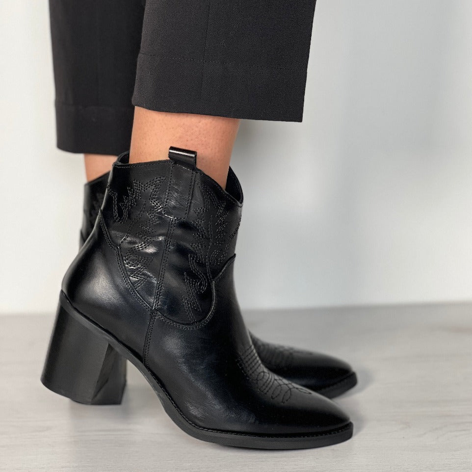 Svarte Cowboy boots - bypernille.no