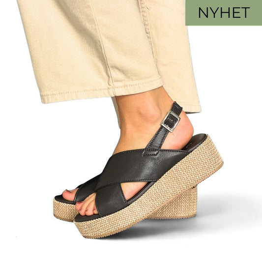 Mørkebrune sandaler til dame i skinn med kryssede remmer og platåsåle