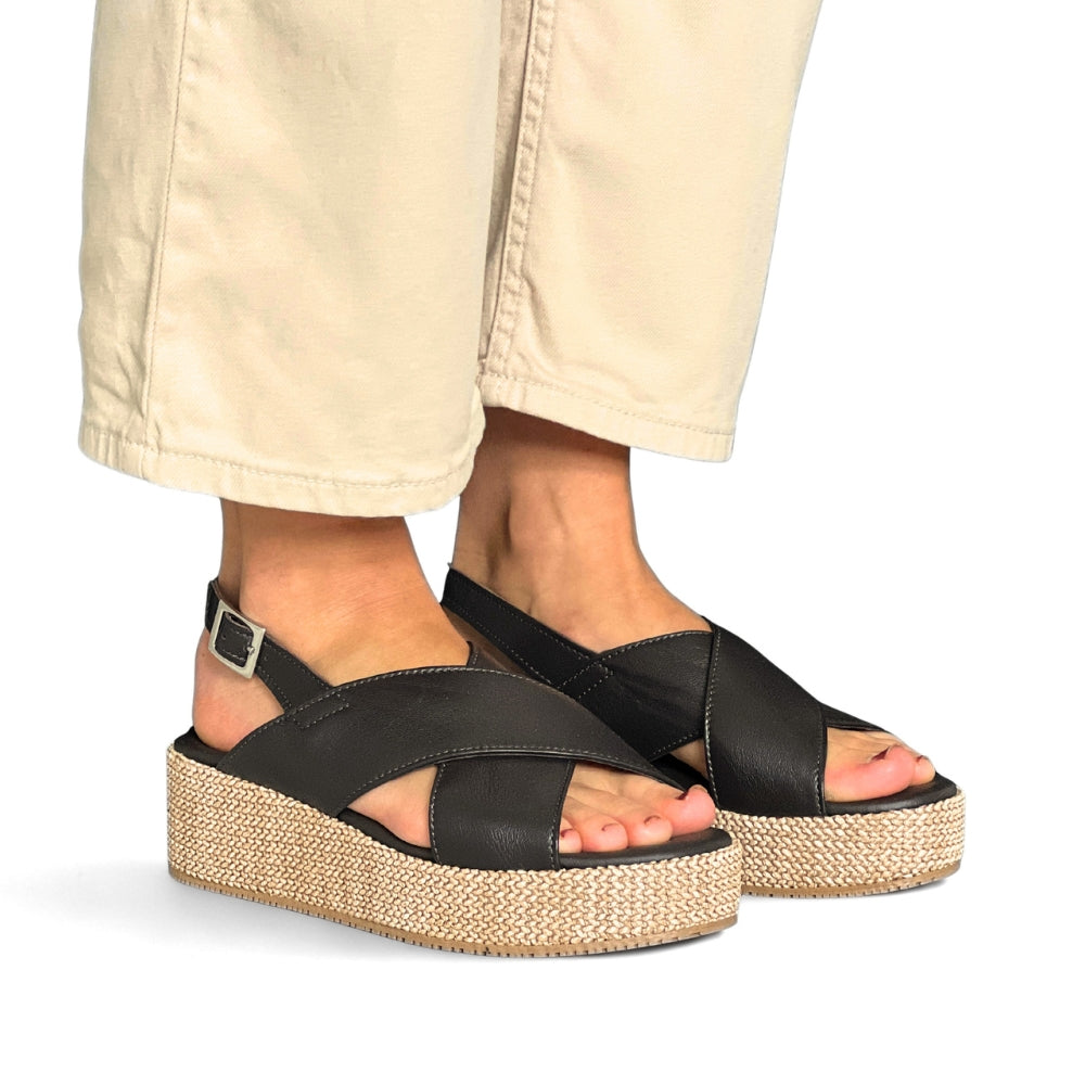 Mørkebrune sandaler til dame i skinn med kryssede remmer og platåsåle