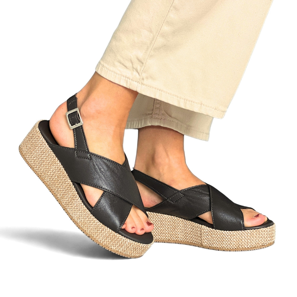 Mørkebrune sandaler til dame i skinn med kryssede remmer og platåsåle