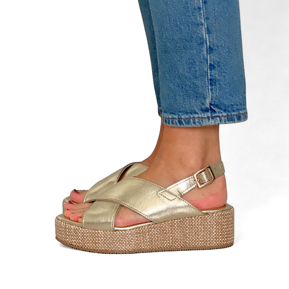 Gull sandaler til dame i skinn med kryssede remmer og platåsåle.