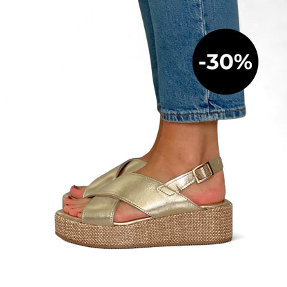 Gull sandaler til dame i skinn med kryssede remmer og platåsåle.