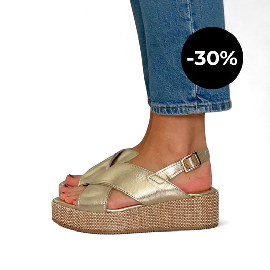Gull sandaler til dame i skinn med kryssede remmer og platåsåle.