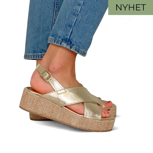 Gull sandaler til dame i skinn med kryssede remmer og platåsåle.