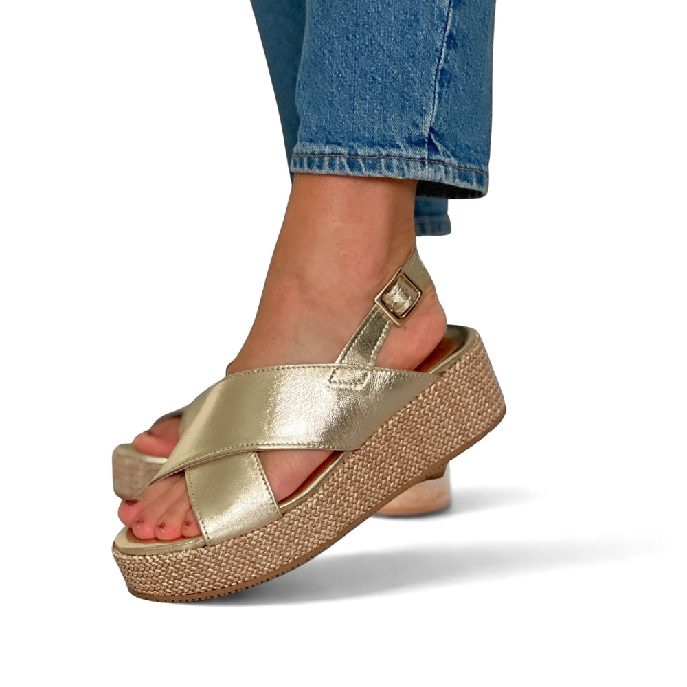 Gull sandaler til dame i skinn med kryssede remmer og platåsåle.