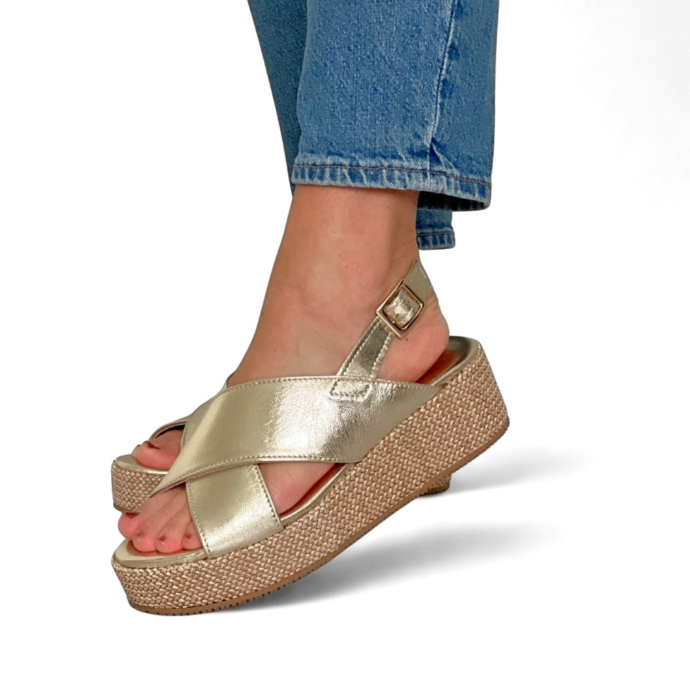 Gull sandaler til dame i skinn med kryssede remmer og platåsåle.
