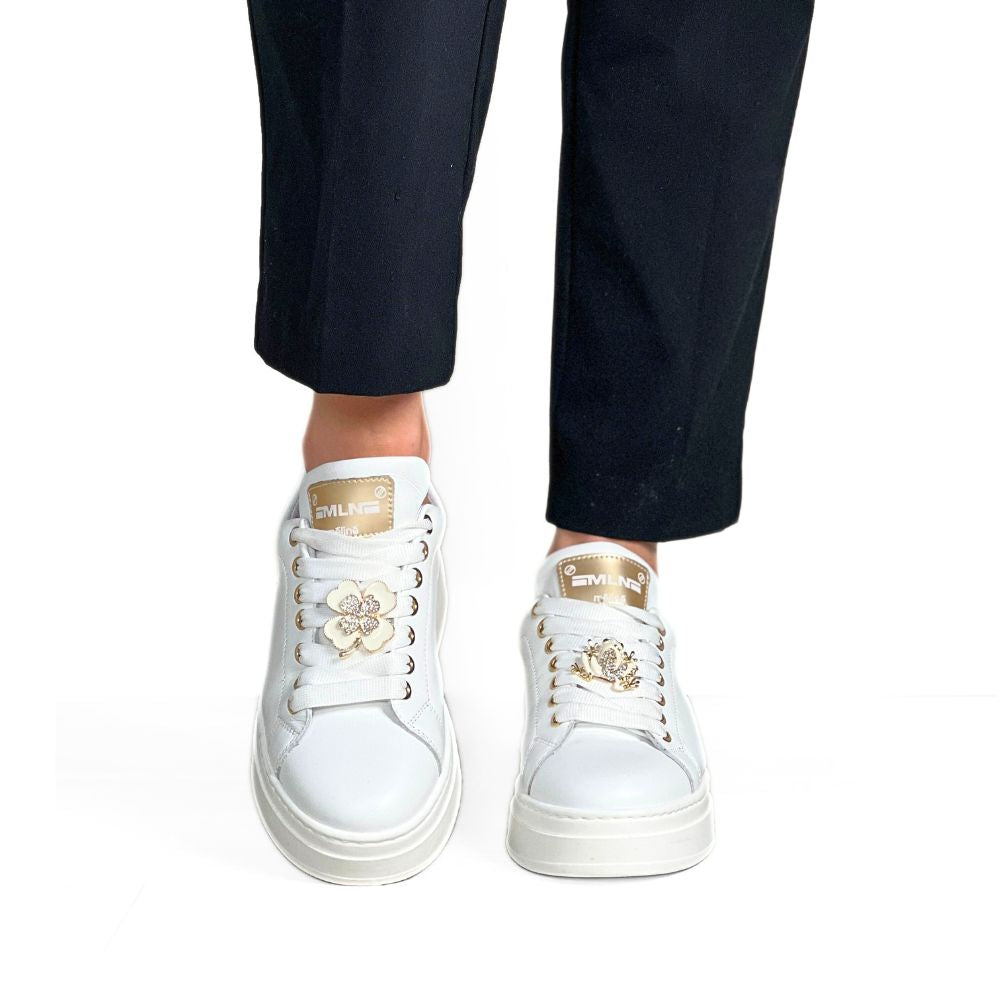 Hvite sneakers med gulldetaljer