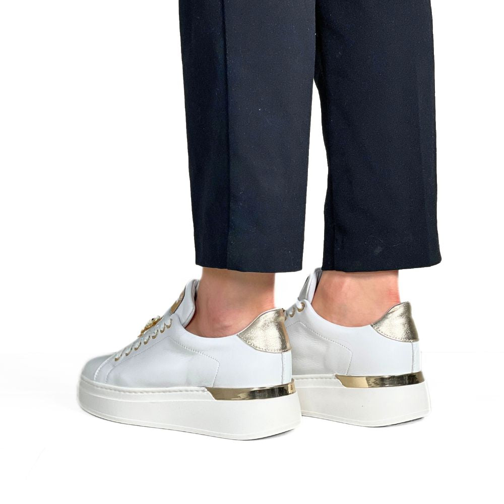 Hvite sneakers med gull