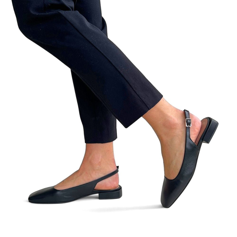 Svarte slingback sko til dame i skinn med lav hæl og spenne.