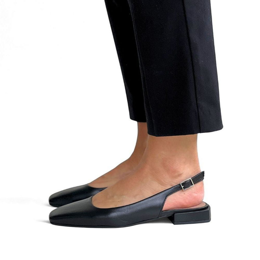 Svarte slingback sko til dame i skinn med lav hæl og spenne.