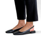 Svarte slingback sko til dame i skinn med lav hæl og spenne.