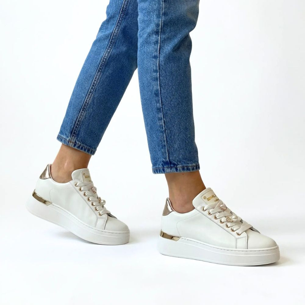 Hvite sneakers til dame i skinn med gulldetaljer