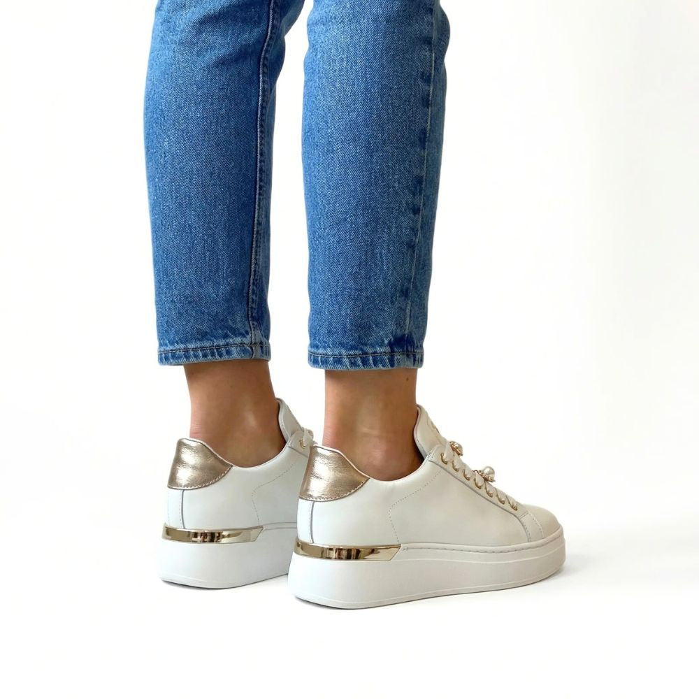 Hvite sneakers til dame i skinn med gulldetaljer