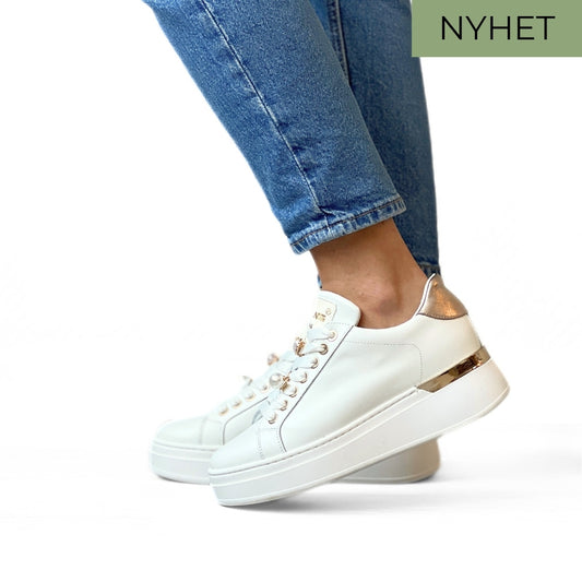 Hvite sneakers til dame i skinn med gulldetaljer
