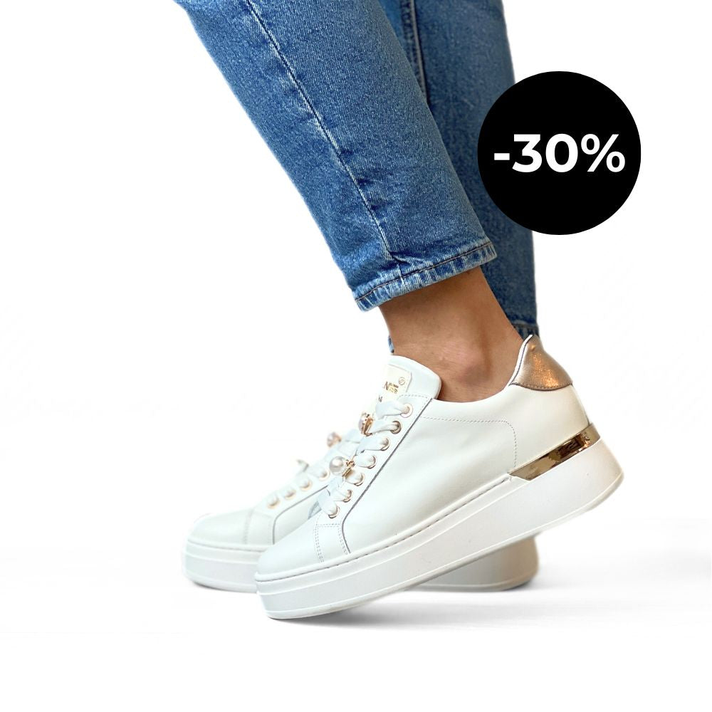 Hvite sneakers til dame i skinn med gulldetaljer