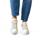 Hvite sneakers til dame i skinn med gulldetaljer