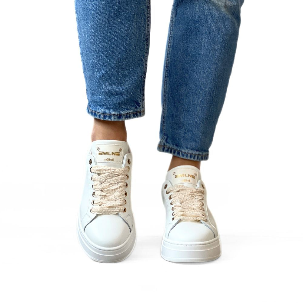 Hvite sneakers til dame i skinn med gulldetaljer