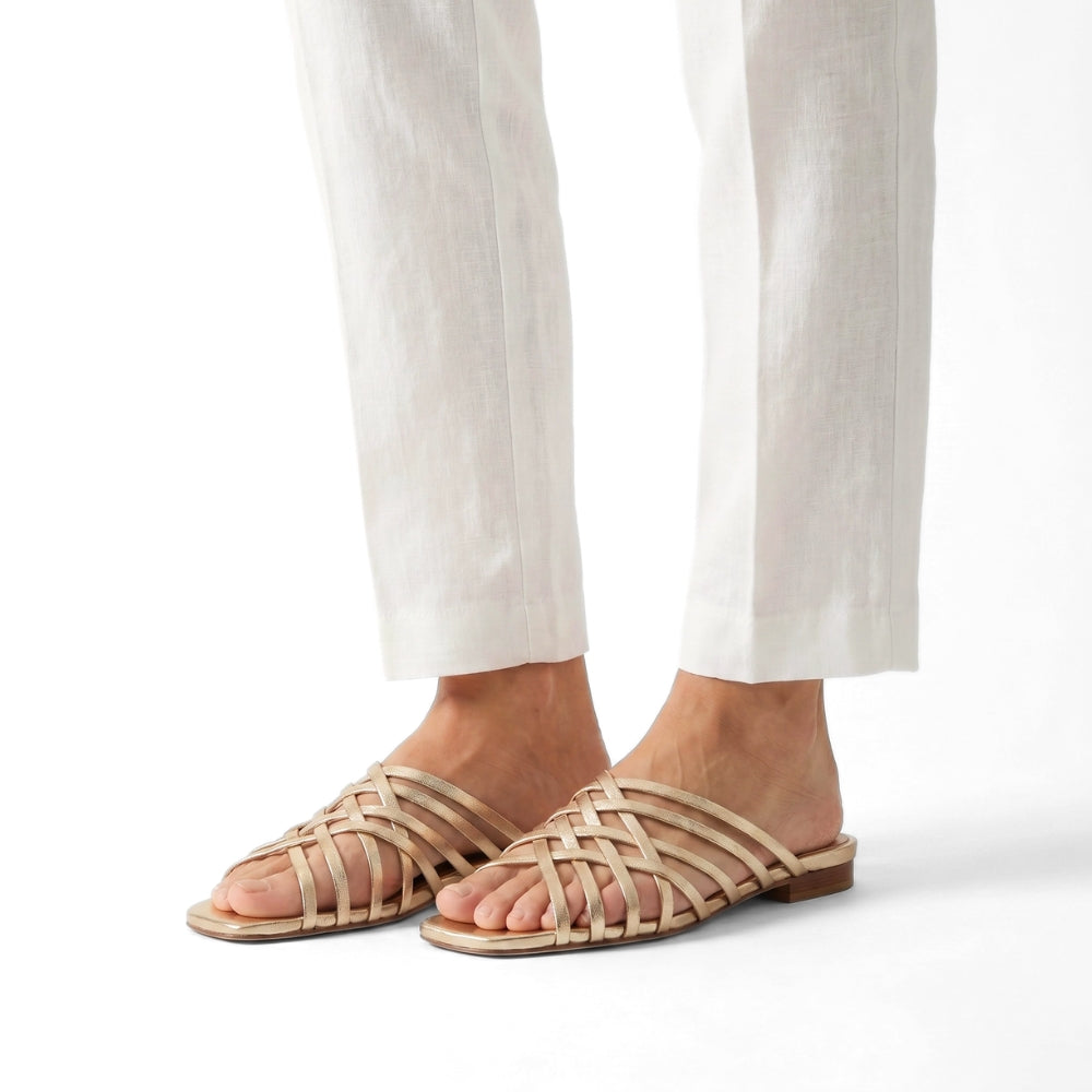 Gull sandaler til dame i skinn med flettede remmer og lav hæl.