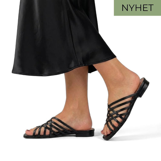 Svarte sandaler til dame i skinn med flettede remmer og lav hæl.