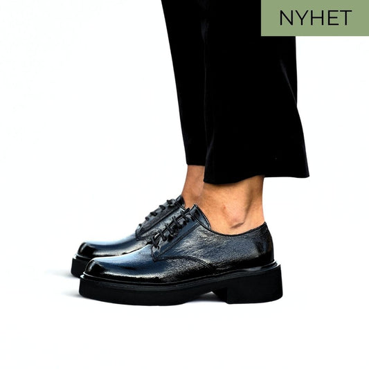 byPernille - Juliet Snøresko i sort lakk