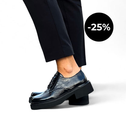 byPernille - Juliet Snøresko i sort lakk