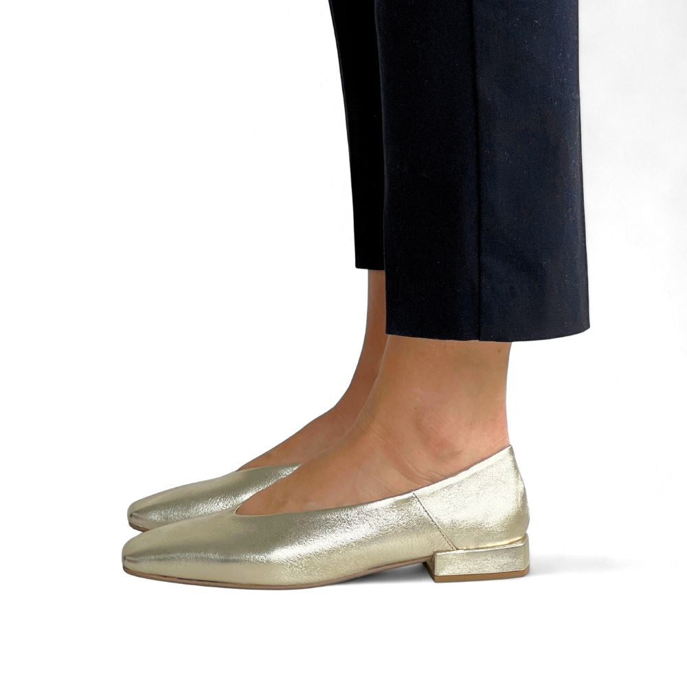 Gull ballerina sko til dame i skinn med lav hæl.