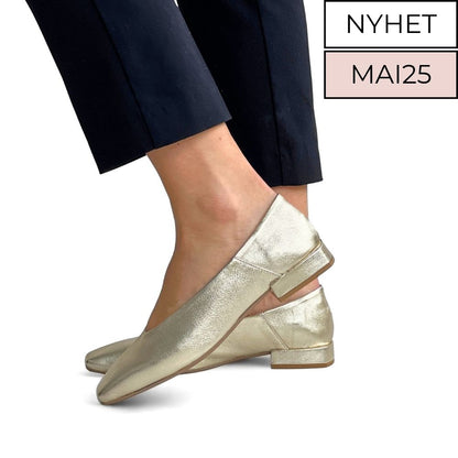 Gull ballerina sko til dame i skinn med lav hæl.