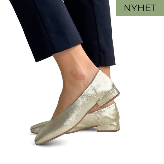Gull ballerina sko til dame i skinn med lav hæl.