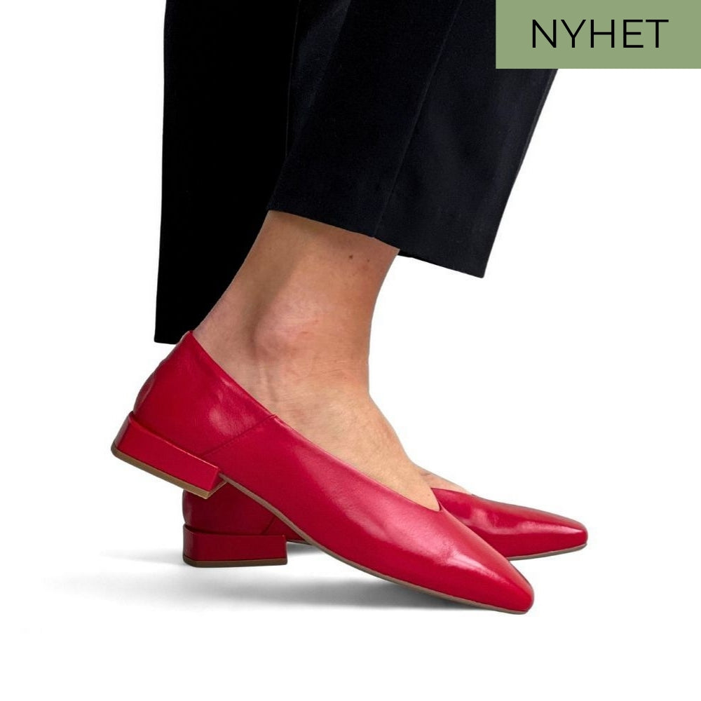 Rød ballerina sko til dame i skinn med lav hæl.