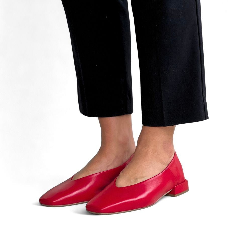 Rød ballerina sko til dame i skinn med lav hæl.