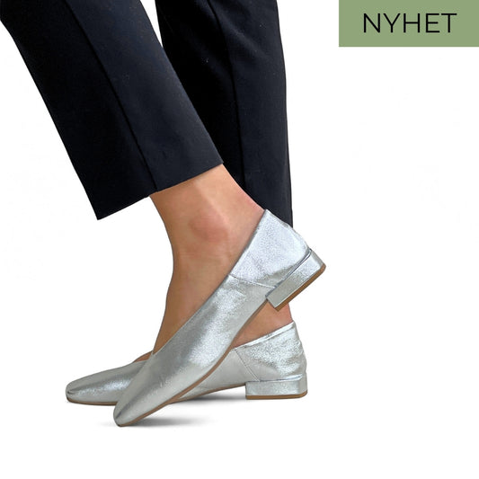 Sølv ballerina sko til dame i skinn med lav hæl.