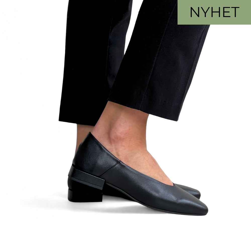 Svart ballerina sko til dame i skinn med lav hæl.