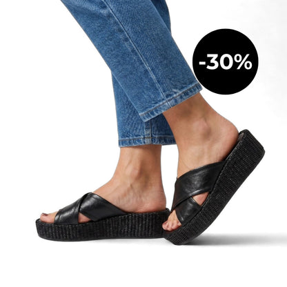 Svarte sandaler til dame i skinn med kryssede remmer og komfortabel platåsåle.