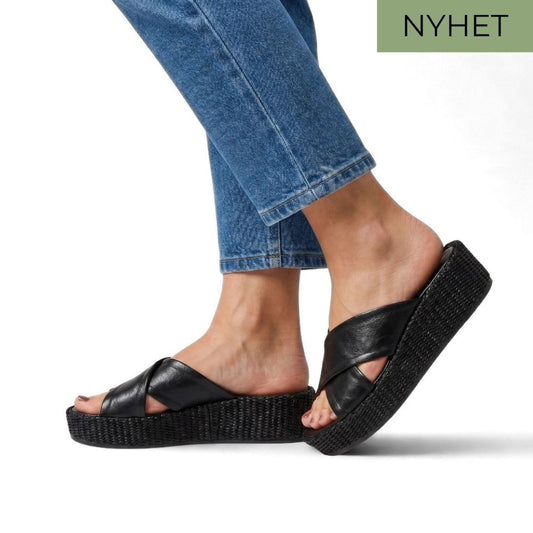 Svarte sandaler til dame i skinn med kryssede remmer og komfortabel platåsåle.