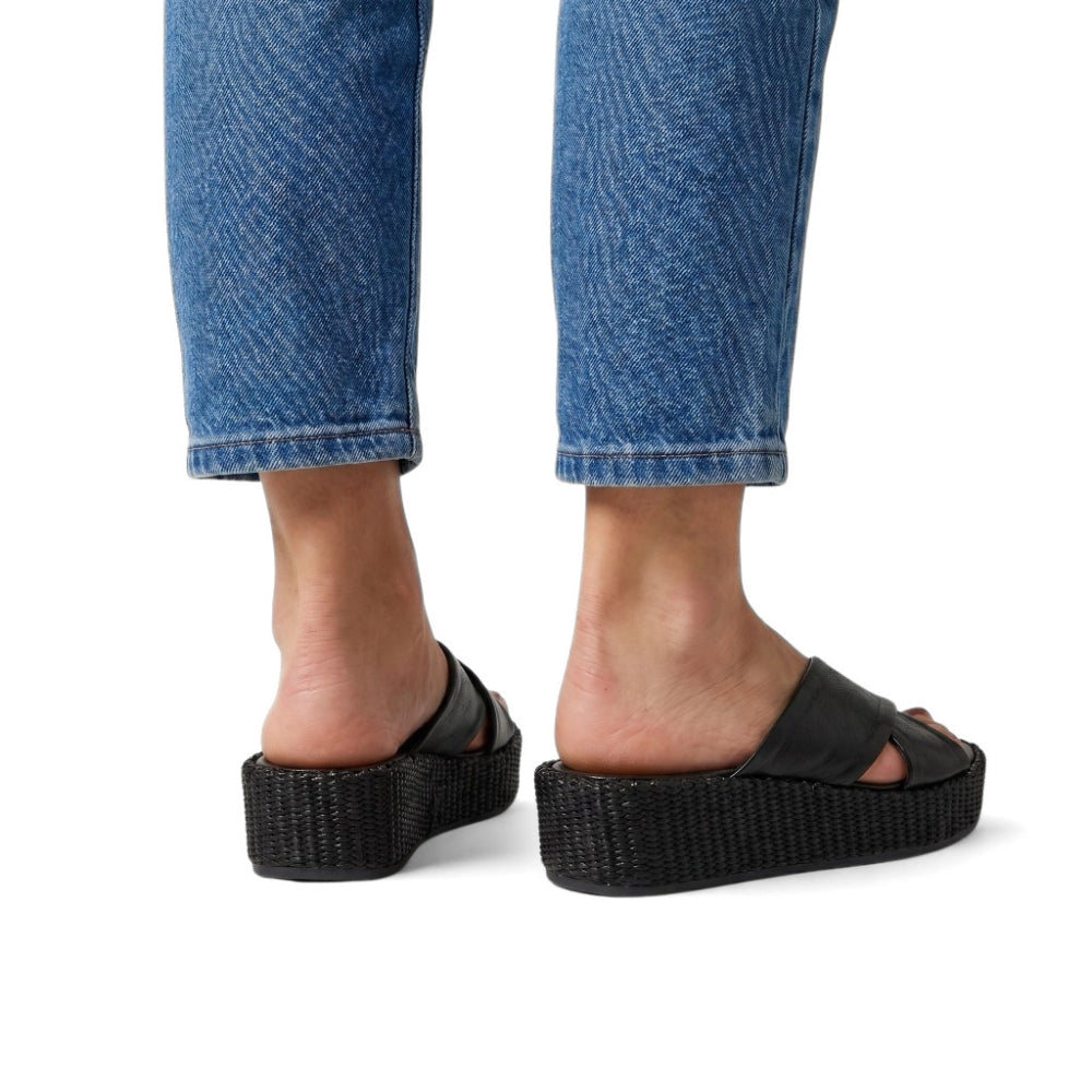 Svarte sandaler til dame i skinn med kryssede remmer og komfortabel platåsåle.