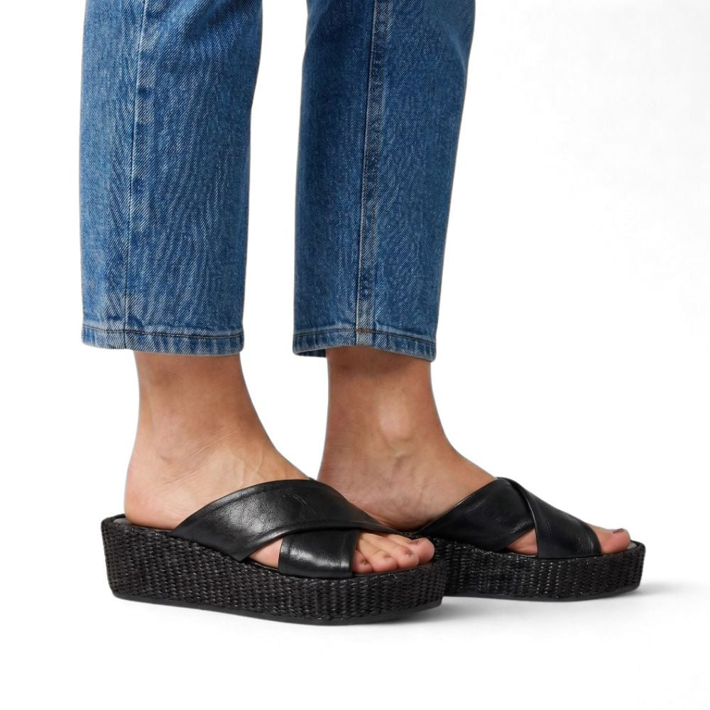 Svarte sandaler til dame i skinn med kryssede remmer og komfortabel platåsåle.