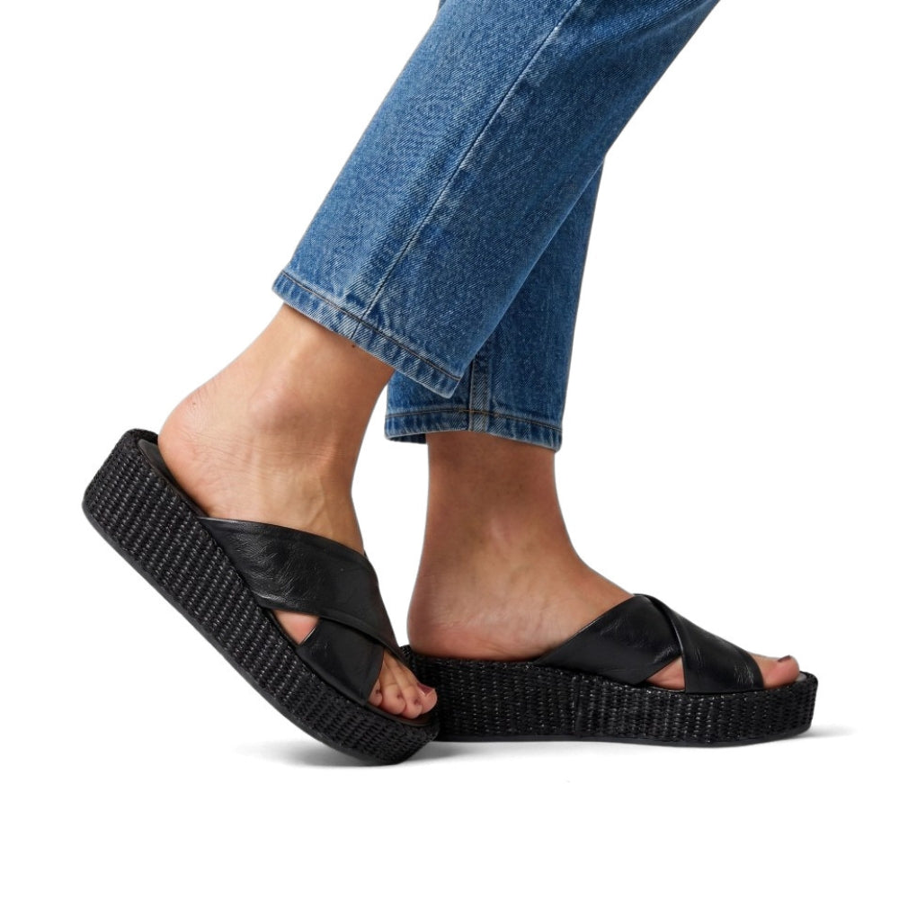 Svarte sandaler til dame i skinn med kryssede remmer og komfortabel platåsåle.