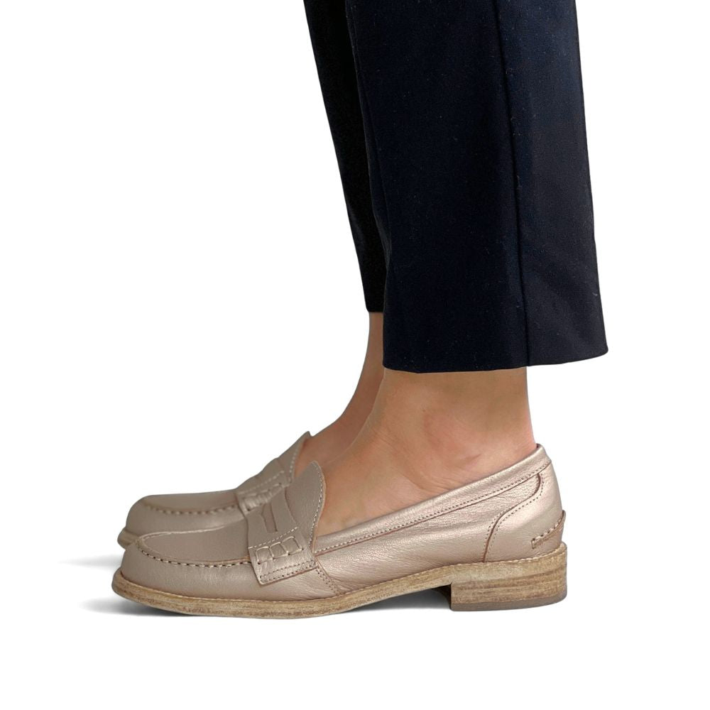 Loafers til dame i gullfarget skinn med lav hæl. 
