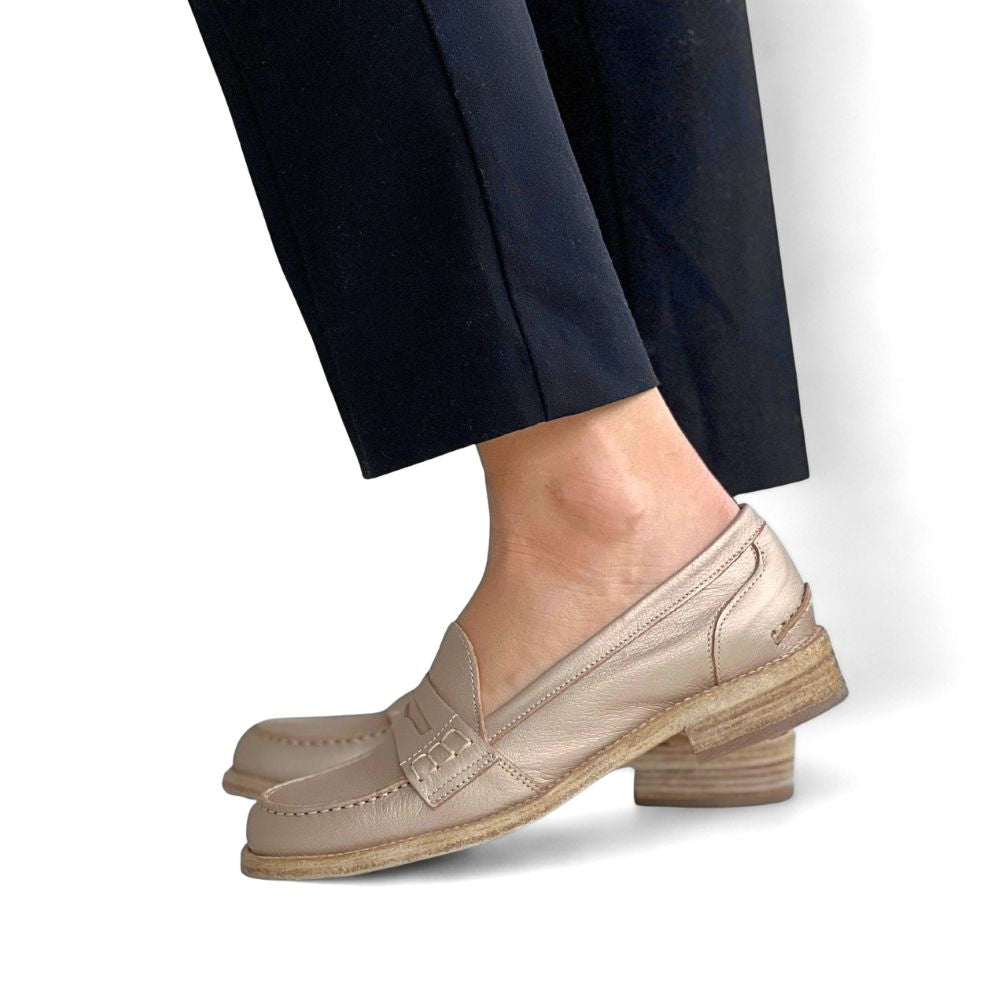 Loafers til dame i champagnefarget skinn med lav hæl. 