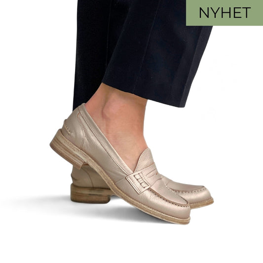 Loafers til dame i champagnefarget skinn med lav hæl. 