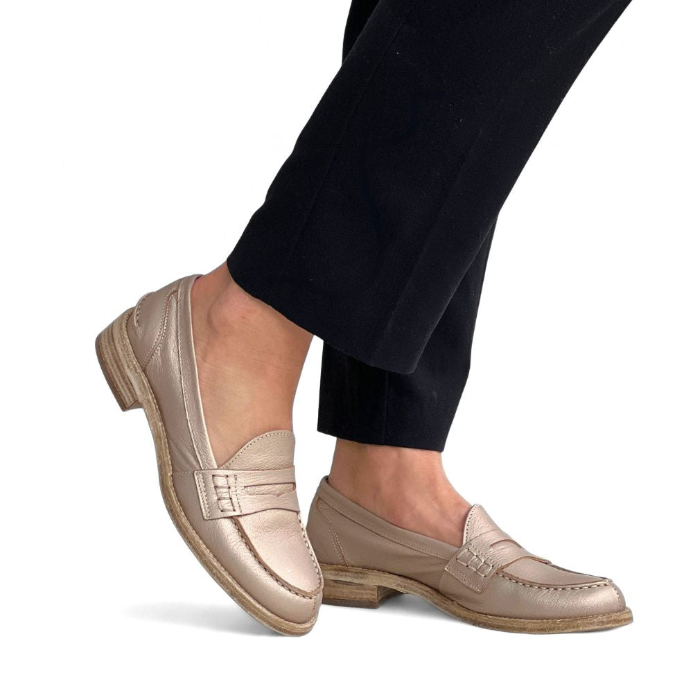 Loafers til dame i champagnefarget skinn med lav hæl. 