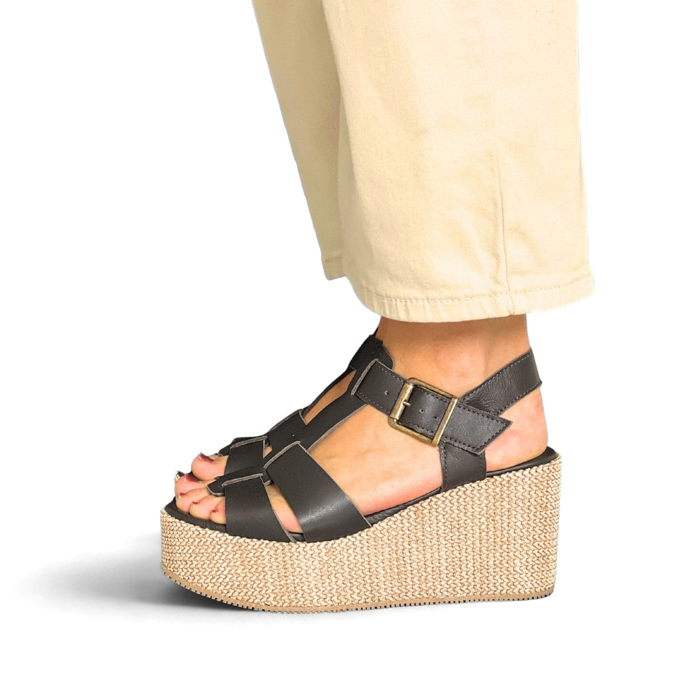 Mørkebrune sandaler til dame i skinn med flere remmer og høy platåsåle.