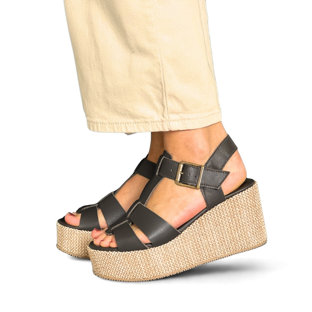 Mørkebrune sandaler til dame i skinn med flere remmer og høy platåsåle.